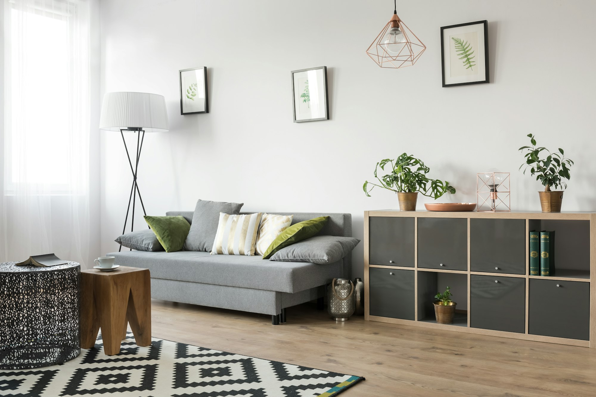 Sala de estar acogedora equipada con calefacción de piso radiante residencial